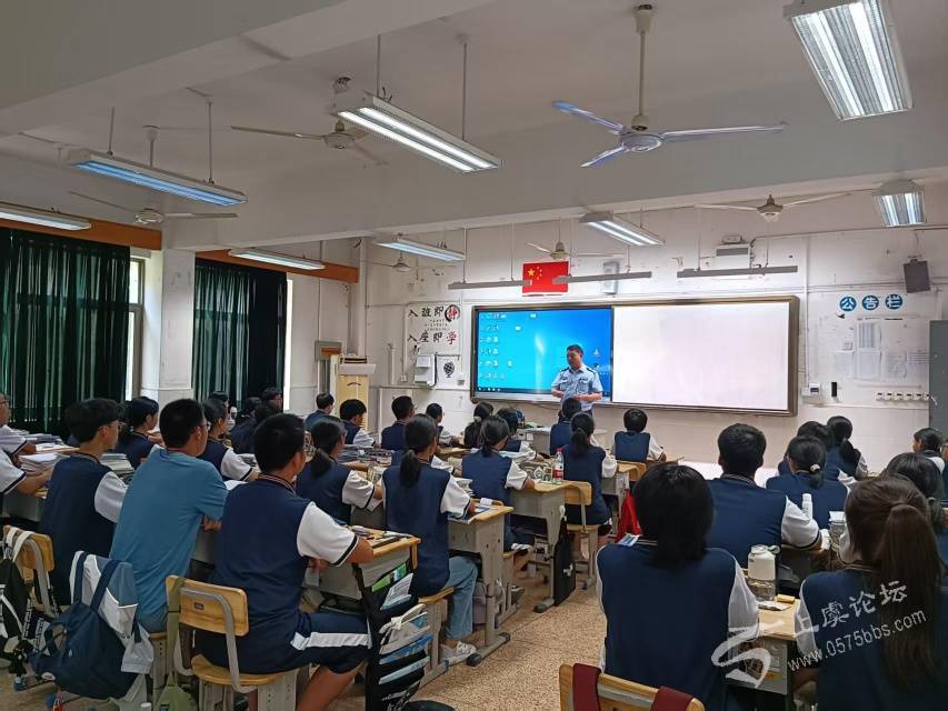 曹娥派出所在上虞中學對學生開展“打謠”整治專項宣傳